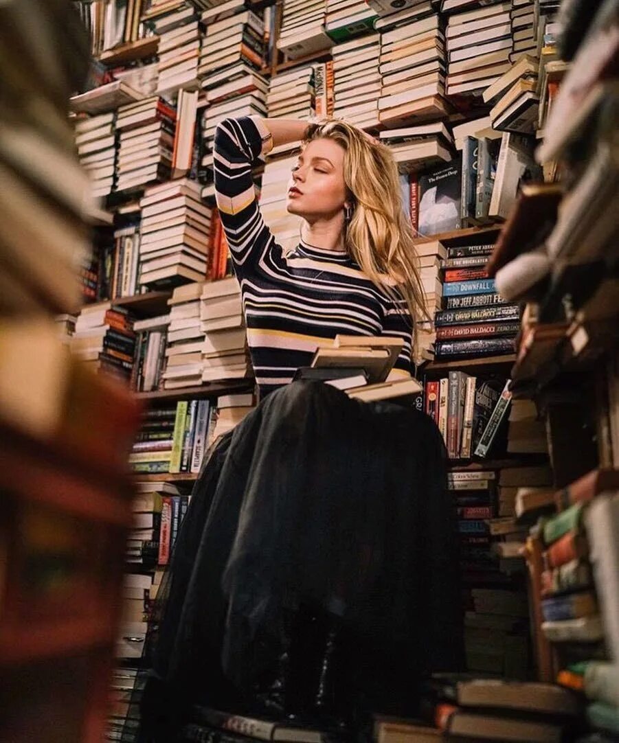 Ханна Бернард Мисс библиотекарша. Девушка в библиотеке. Фотосессия в библиотеке. Фотосет в библиотеке.