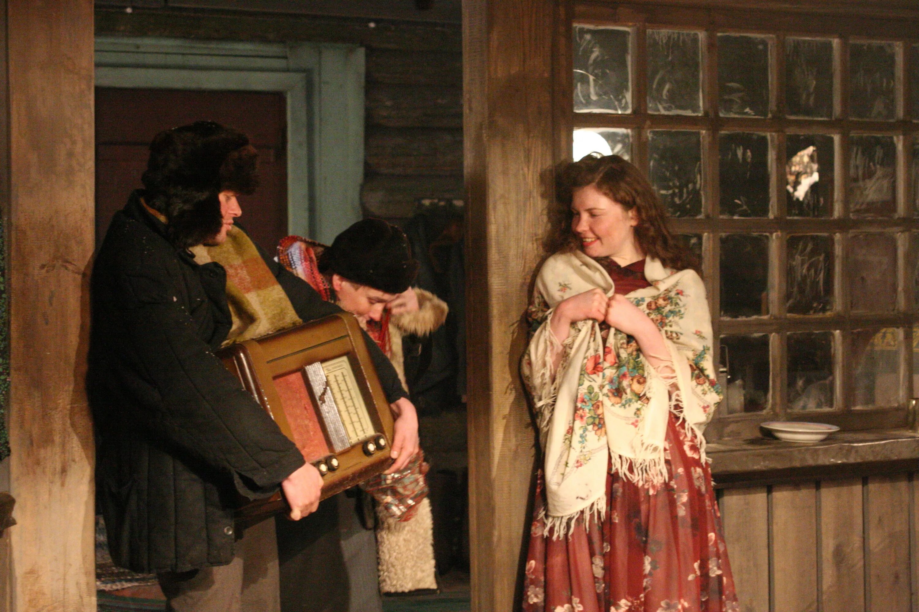 девушка танцующая с иконой окаменела