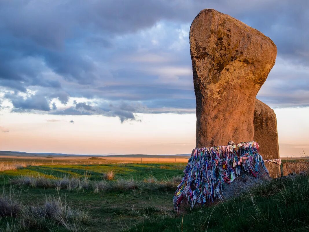 достопримечательности хакасии. туимский провал. памятник покорителям енисея первостроителям саяно-шушенской. хакасия гэс шушенская гидроэлектростанция. висячий камень ергаки.
