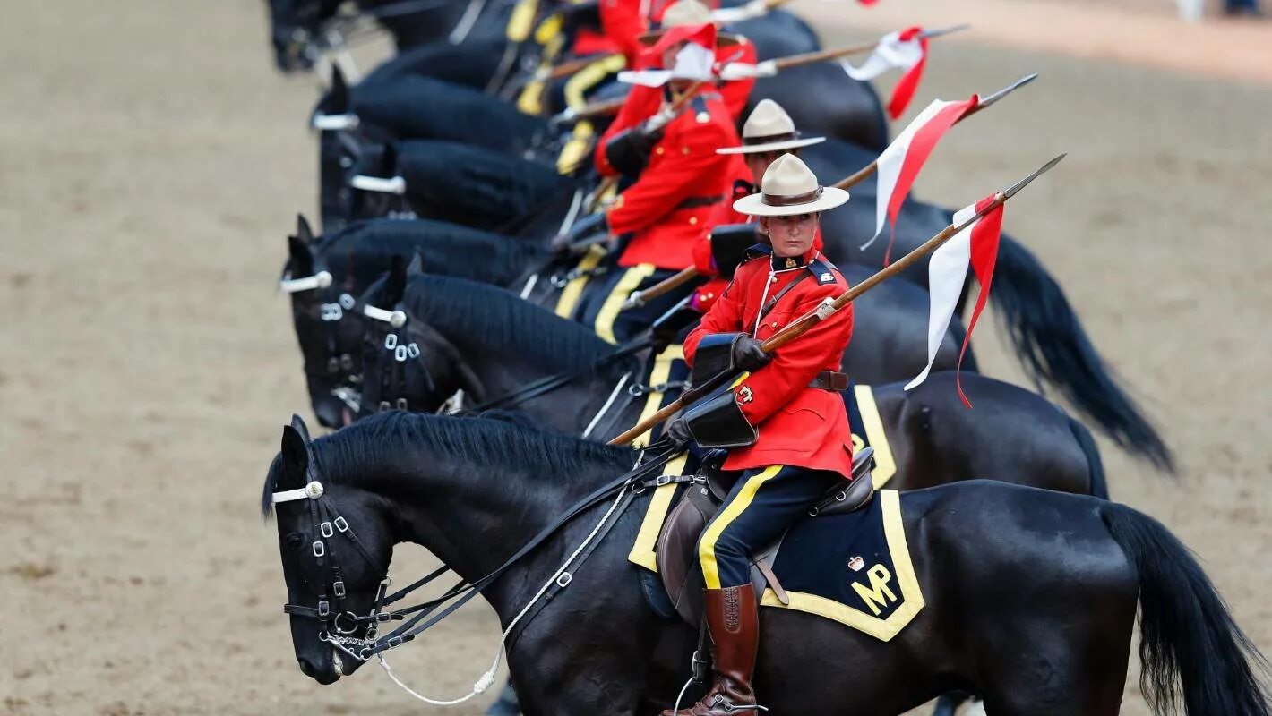 Rcmp канада. Королевская конная полиция канады. Форма королевской канадской конной полиции. Королевская конная полиция канада фрейзер. Rcmp королевская канадская конная полиция.