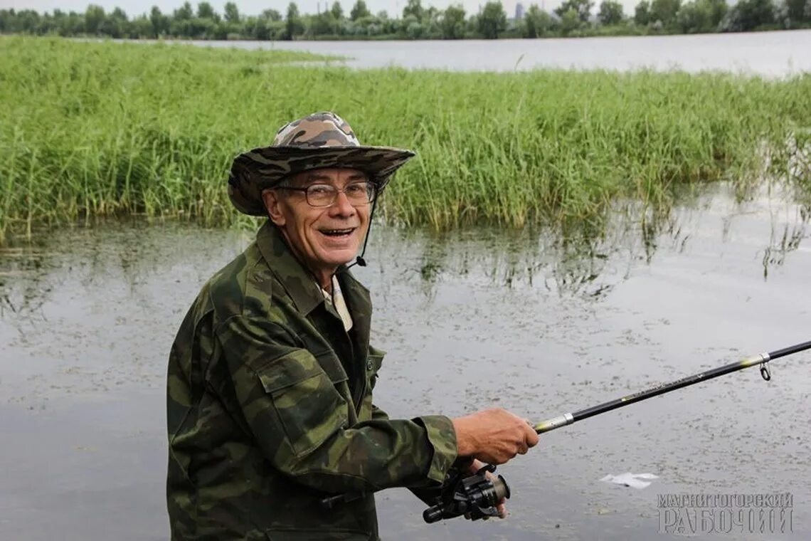 Пожилой рыболов с удочкой. Дед с удочкой. Дедушка на рыбалке. Рыбак пенсионер. Дедушка ловит рыбу