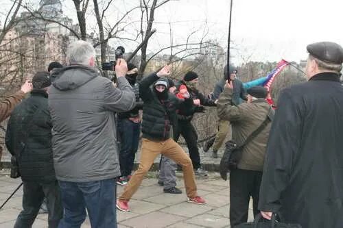 Кто напал на киев 1096. Артиллерия во дворах киева. Штурм женского монастыря мем. Украинские танки среди домов. Штурм женского монастыря.