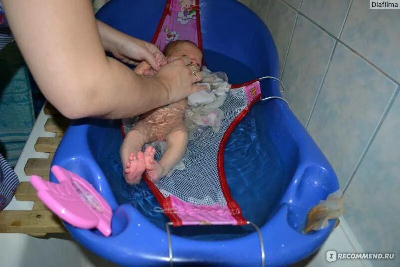Купание грудничка. Купание малыша в ванночке. Ванночка для купания новорожденного. Купание новорожденного ребенка.