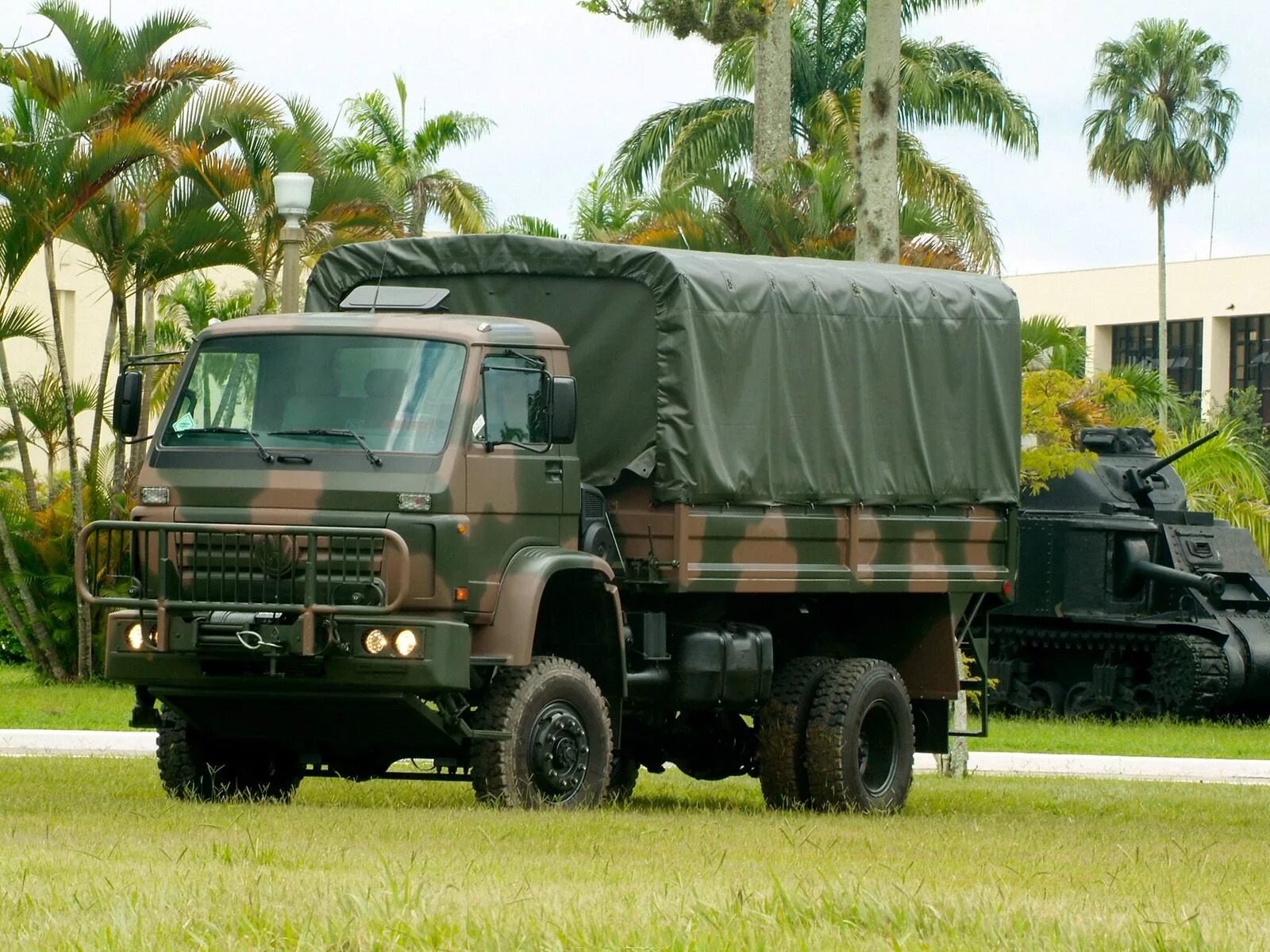 Военный грузовой автомобиль. Volkswagen Military Truck. Армейский грузовик Iveco m250. FAW Military Truck 4x4. Volkswagen Constellation 31.320 6x6.