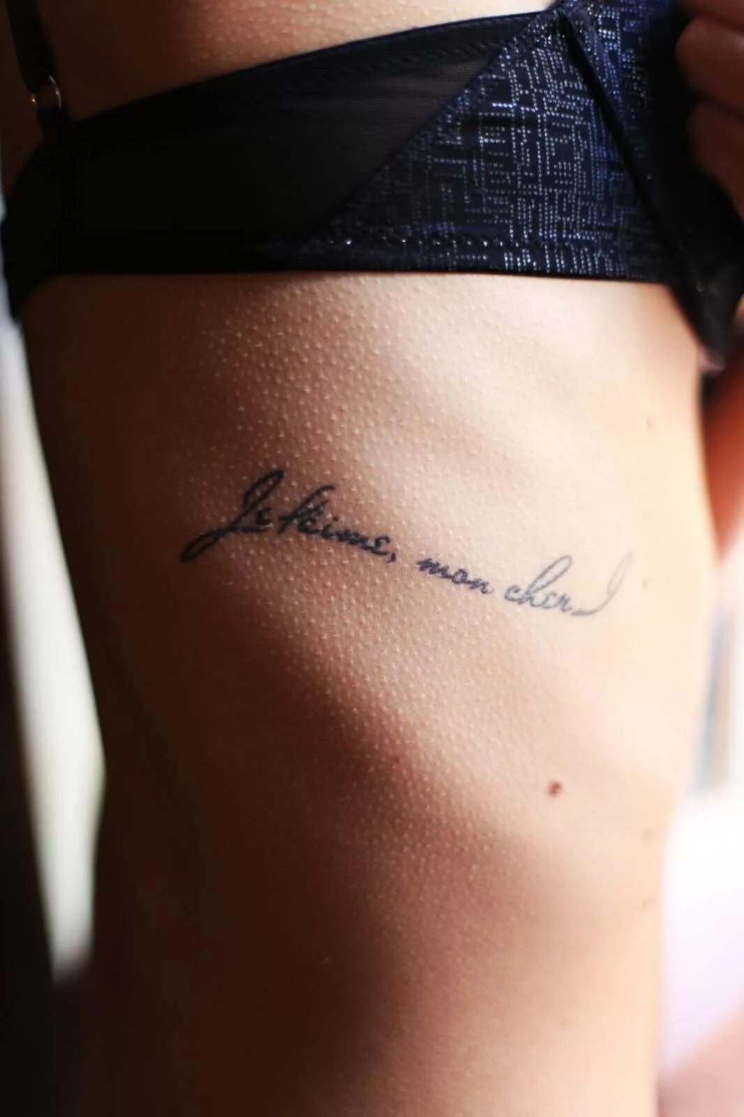 Тату надписи для девушек. Тату на лопатке для девушек. Фото женских тату надписи. Фото женских тату надписи. Тату на ключице для девушек надписи.