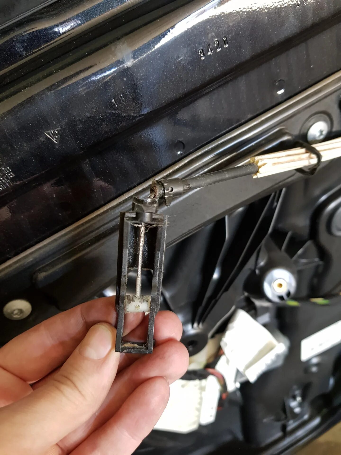 Датчик закрытия задней двери оптима 2018. Дверь киа рио 2. Активатор двери туксон 2006. Не закрыть пассажирскую дверь. Toyota camry 40 торец двери.