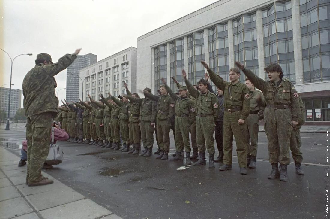 1993 век. РНЕ 1993 белый дом. Бойцы РНЕ 1993. Белый дом 1993 баркашовцы. Москва 1993 РНЕ.