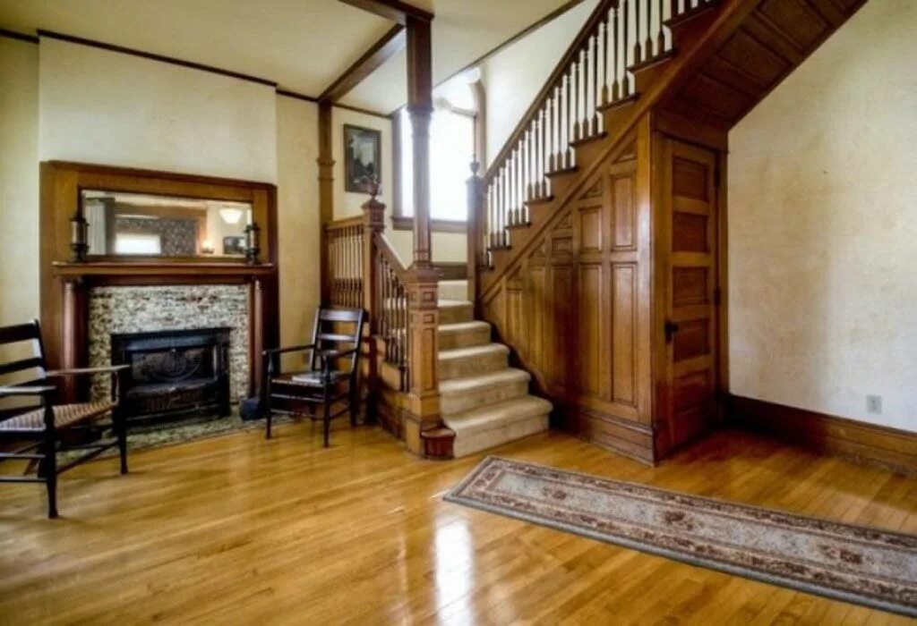 Обычный дом внутри. Викторианский дом «Banta House» в США. Викторианский интерьер 19 века лестница. Дом внутри обычный. Старый двухэтажный дом внутри.