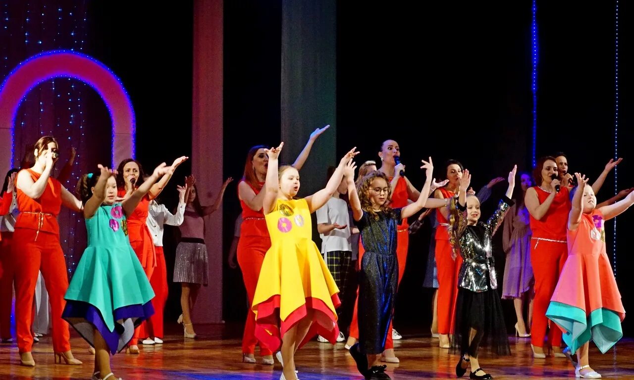 зеркальное шоу лилии тим. световое шоу калининград. шоу наши. пой для лайтшоу. дк современник.