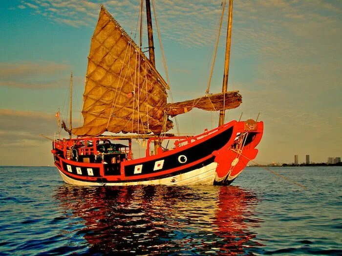 Китайская джонка сун. Китайское парусное судно. Китайская океанская джонка морское судно. Джонка древнего китая. Китайское парусное судно.