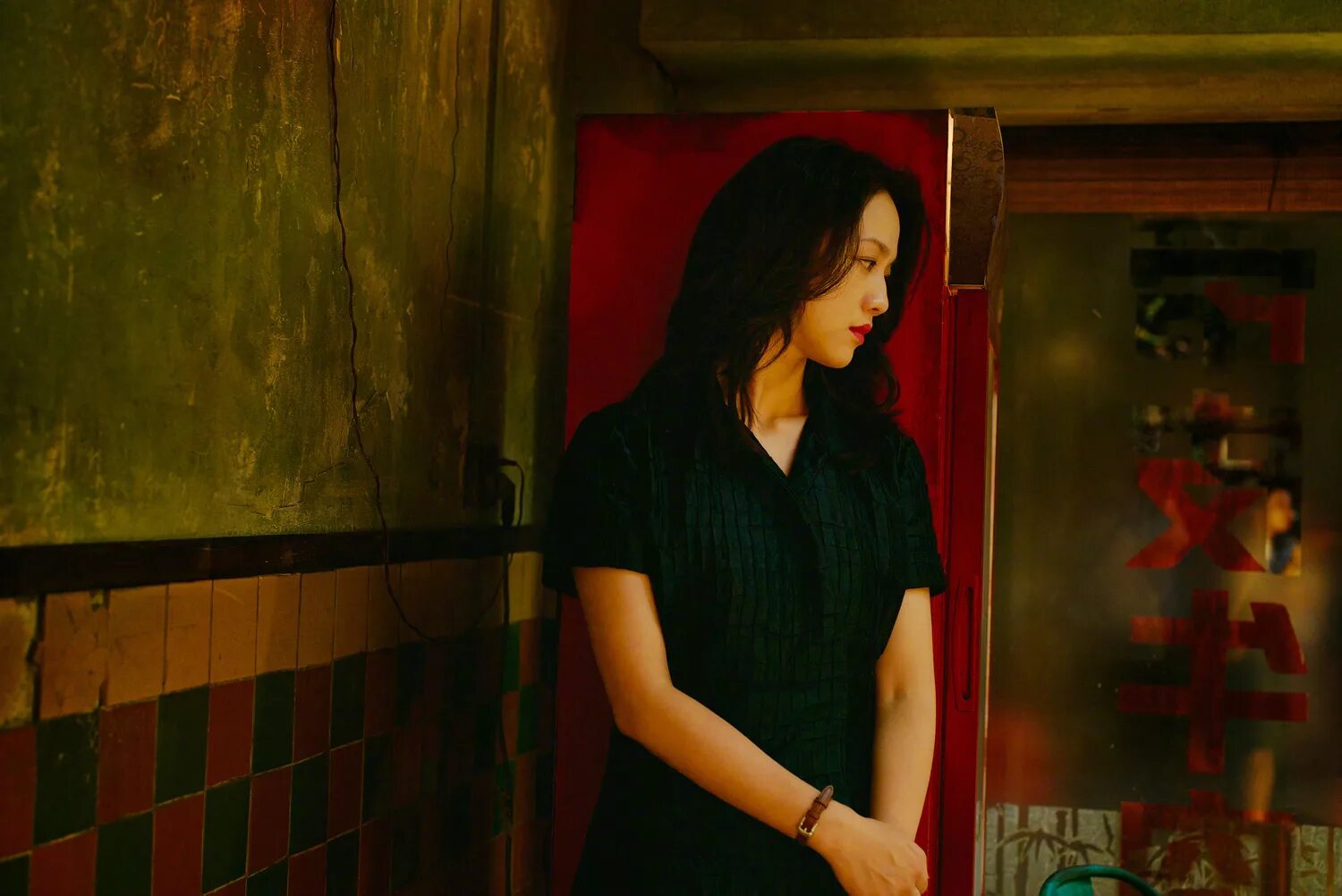 Долгий день уходит в ночь фильм 2018. Long days journey into night. Долгий день уходит в ночь" / "di qiu zui hou de ye wan", 2018. Long day’s journey into night. Long days journey into night.