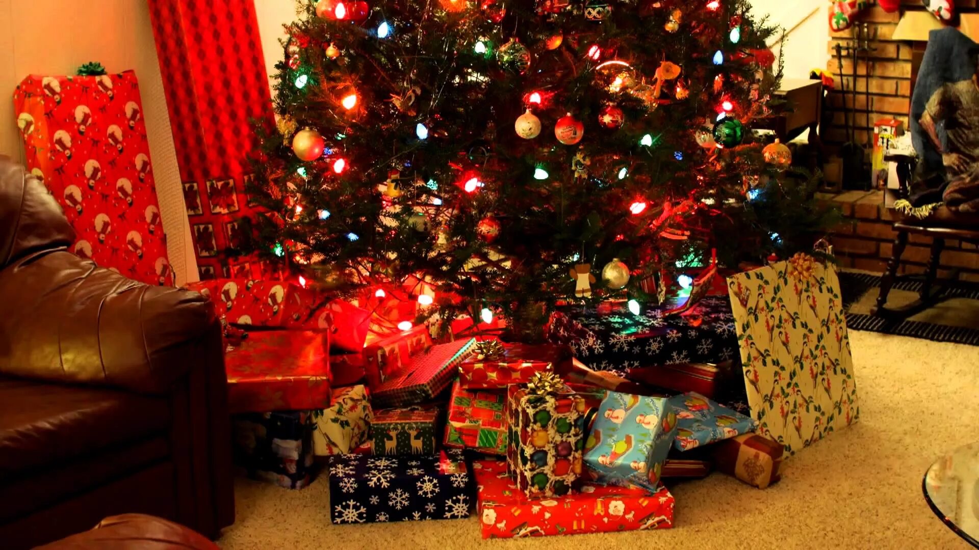 Подарок на новый год с елкой. Новогодняя елка с подарками. Новый год подарки под елкой. Много подарков под елкой.