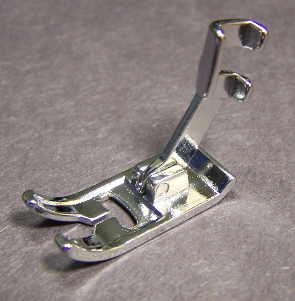 Лапки для машинки джаноме зиг заг. Швейная лапка зигзаг. Лапка bernette "зиг-заг". Лапка для строчки зигзаг brother. Лапка на 457 зигзаг с ограничителем.