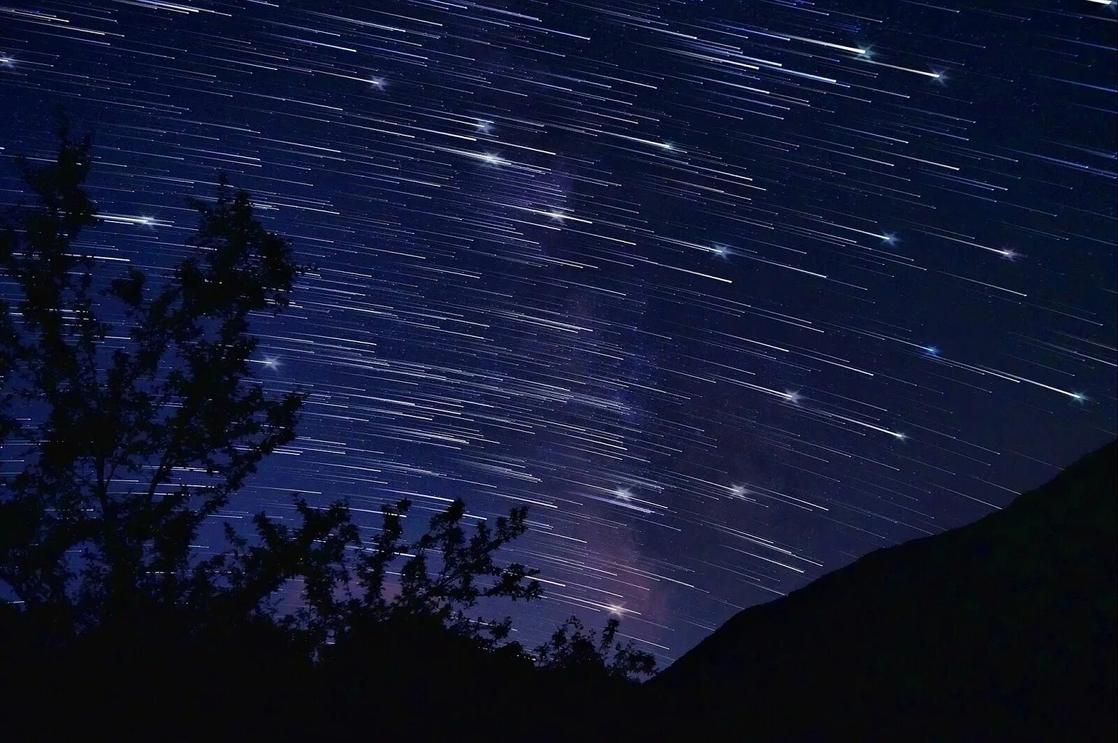 Am falling stars. Звездопад метеоритный дождь. Метеорный поток Дельта Канкриды. Звездное небо. Падающая звезда.