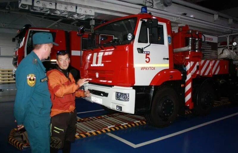 Пожарка вакансии. Пожарное депо мчс. Пожарная машина иркутск. Пожарка вакансии. Пожарное депо красная пахра.