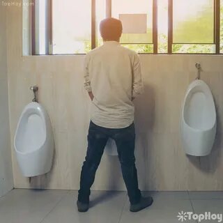 hombre orinando en baño publico - TopHoy.