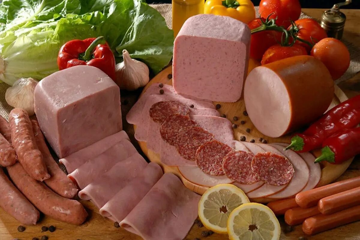 Колбасы и полуфабрикаты. Мясные и колбасные изделия. Мясную пищу. Мясные продукты. Мясо колбасы.