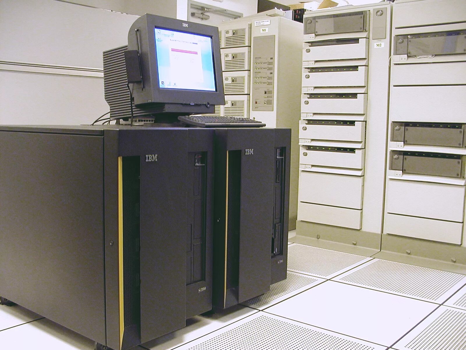 Ibm server. IBM Mainframe System z. Мэйнфрейм ЭВМ. Большая ЭВМ (мэйнфрейм, Mainframe). Мэйнфрейм IBM 8000.