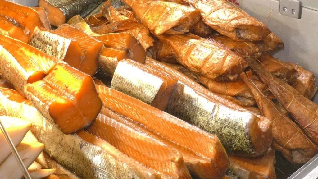 ассорти морепродуктов. астраханские деликатесы в астрахани. ассортимент продукции из рыбы. ярмарка "рыба камчатки" в ялте. морепродукты.