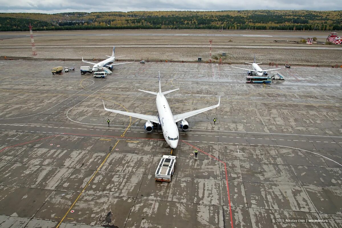 Емельяново аэропорт ВПП. ВПП Красноярск Емельяново. Взлетная полоса Красноярск. Аэропорт Красноярск перрон.