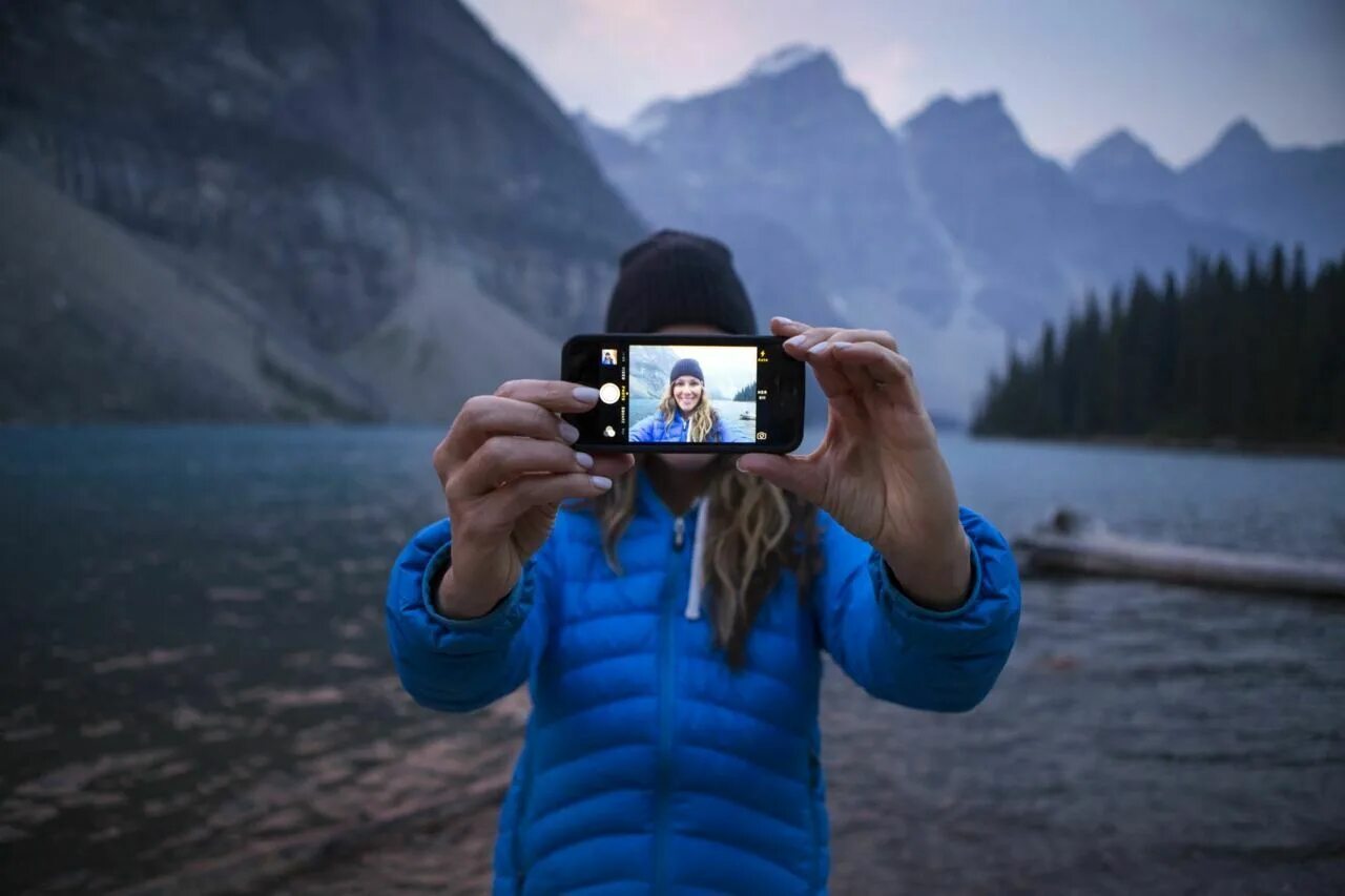 Селфи на фотоаппарат. Путешественник с фотоаппаратом. Селфи в горах. Селфи путешественников.