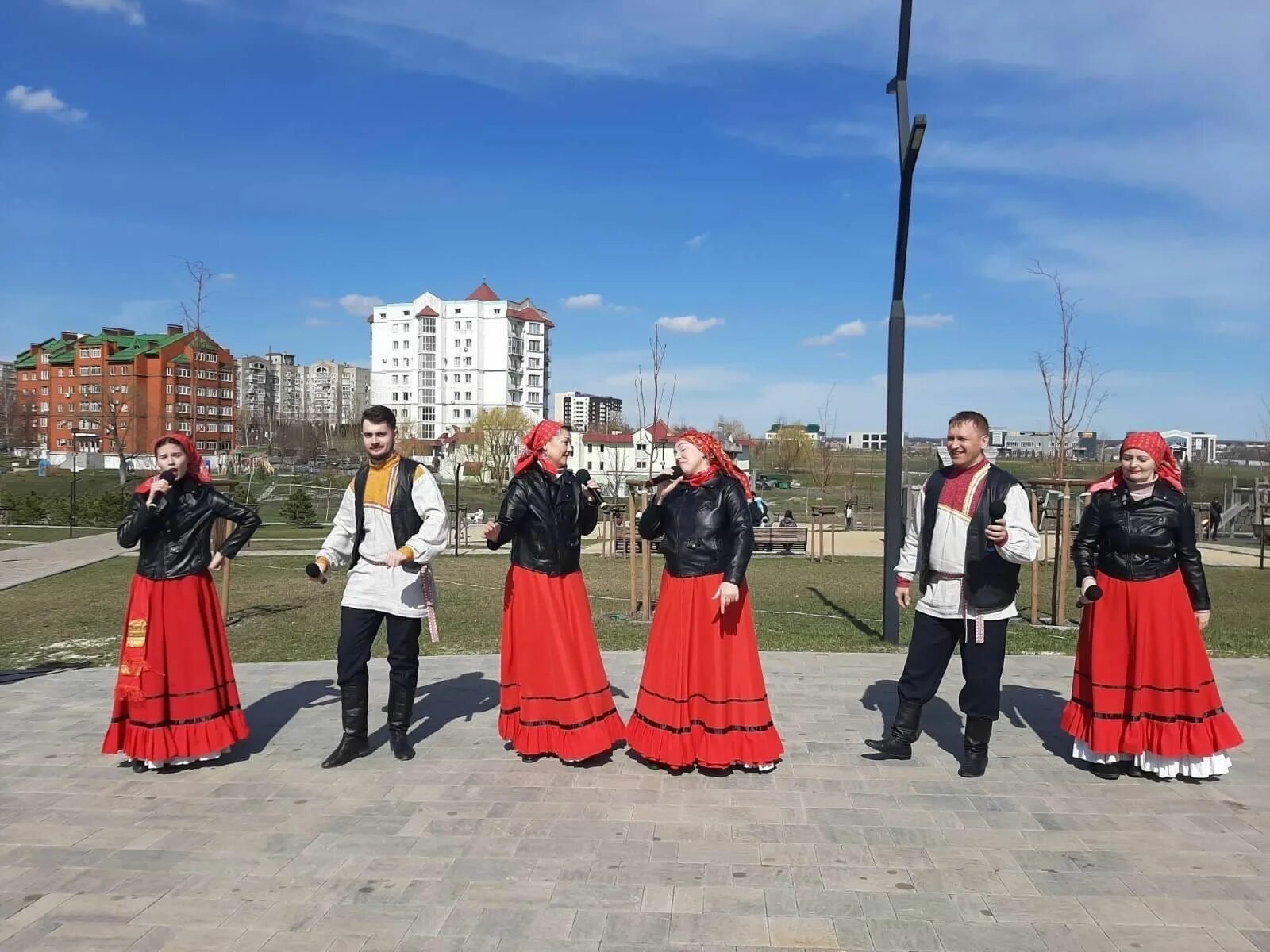 Праздничные гуляния. Микрорайон Конева старый Оскол. Праздничные мероприятия в Старом Осколе на сегодняшний день. Праздник старых друзей в новом Осколе 2022. Микрорайон 9 мая