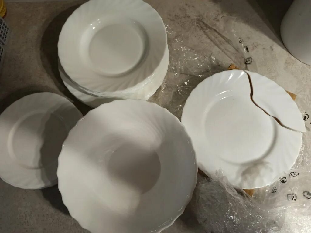 Битая тарелка. Разбитая фарфоровая посуда. Разбитая посуда. Битая посуда. Разбитая тарелка.