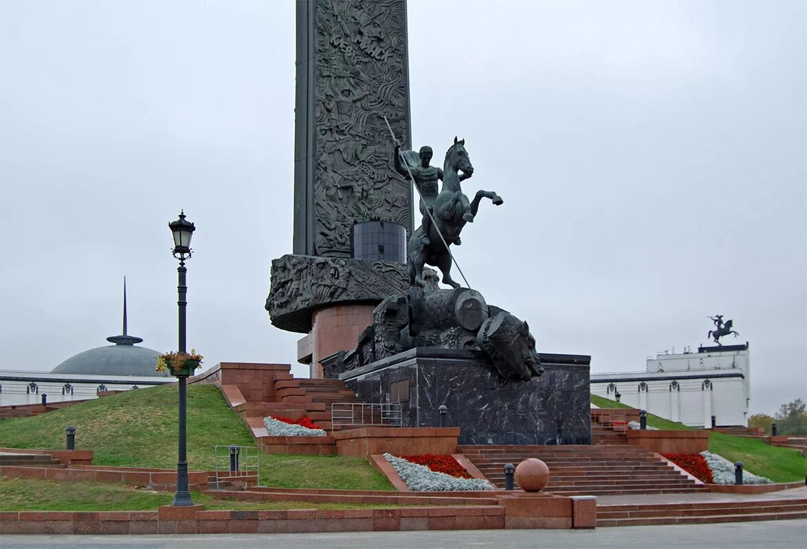 Поклонная гора монумент Победы. Поклонная гора в Москве памятник. Памятник победы на горе