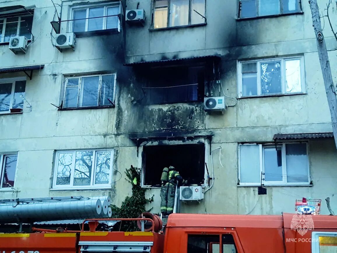 Пожар. Пожар фото. Пожар в комнате. Улица из окна. Что происходит в севастополе на данный момент