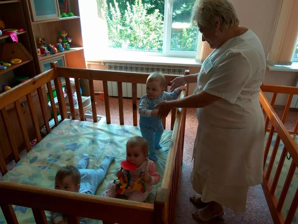 Дом малютки жизнь. Дом малютки во Владимире. Детский дом малютки. Дети в доме малютки. Груднички в детских домах.