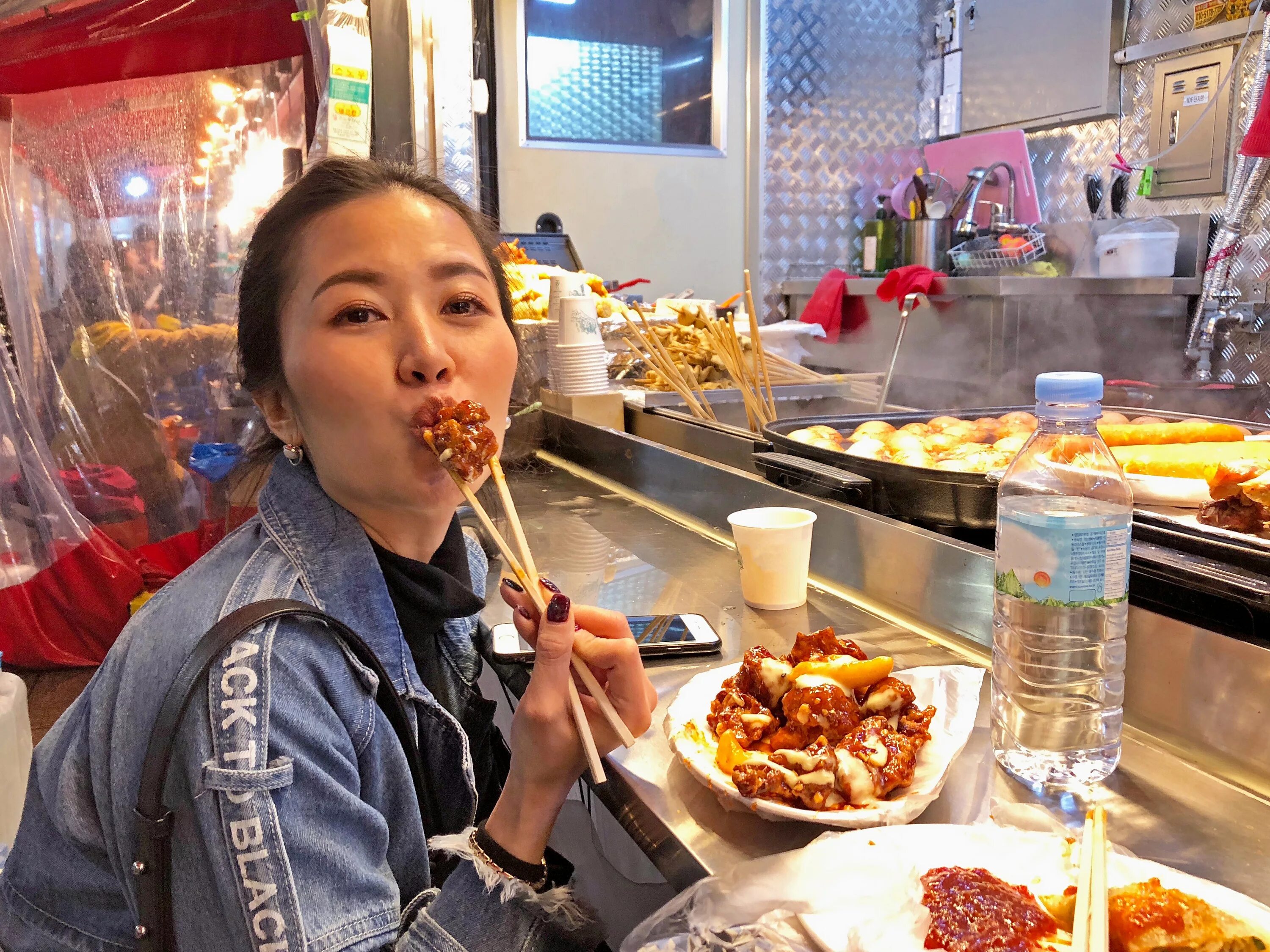 Можно ли поехать в корею. Что едят корейцы. Уличная еда в Корее. Корейская стрит еда. Сеул еда.