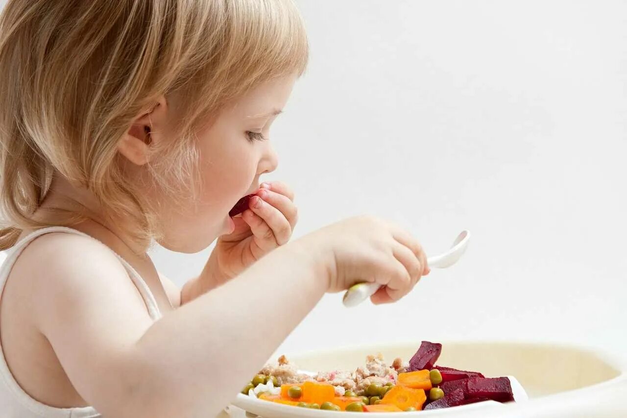 Возрасте до 3 лет принимать. Питание детей. Ребенок завтракает. Ребенок кушает. Еда для детей.