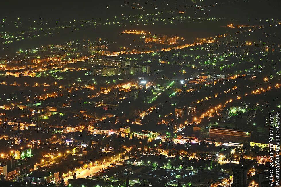 ночной пятигорск с горы машук. город пятигорск ночью. ночные работы пятигорск. пятигорск ночью. вид на пятигорск с горы машук ночью.