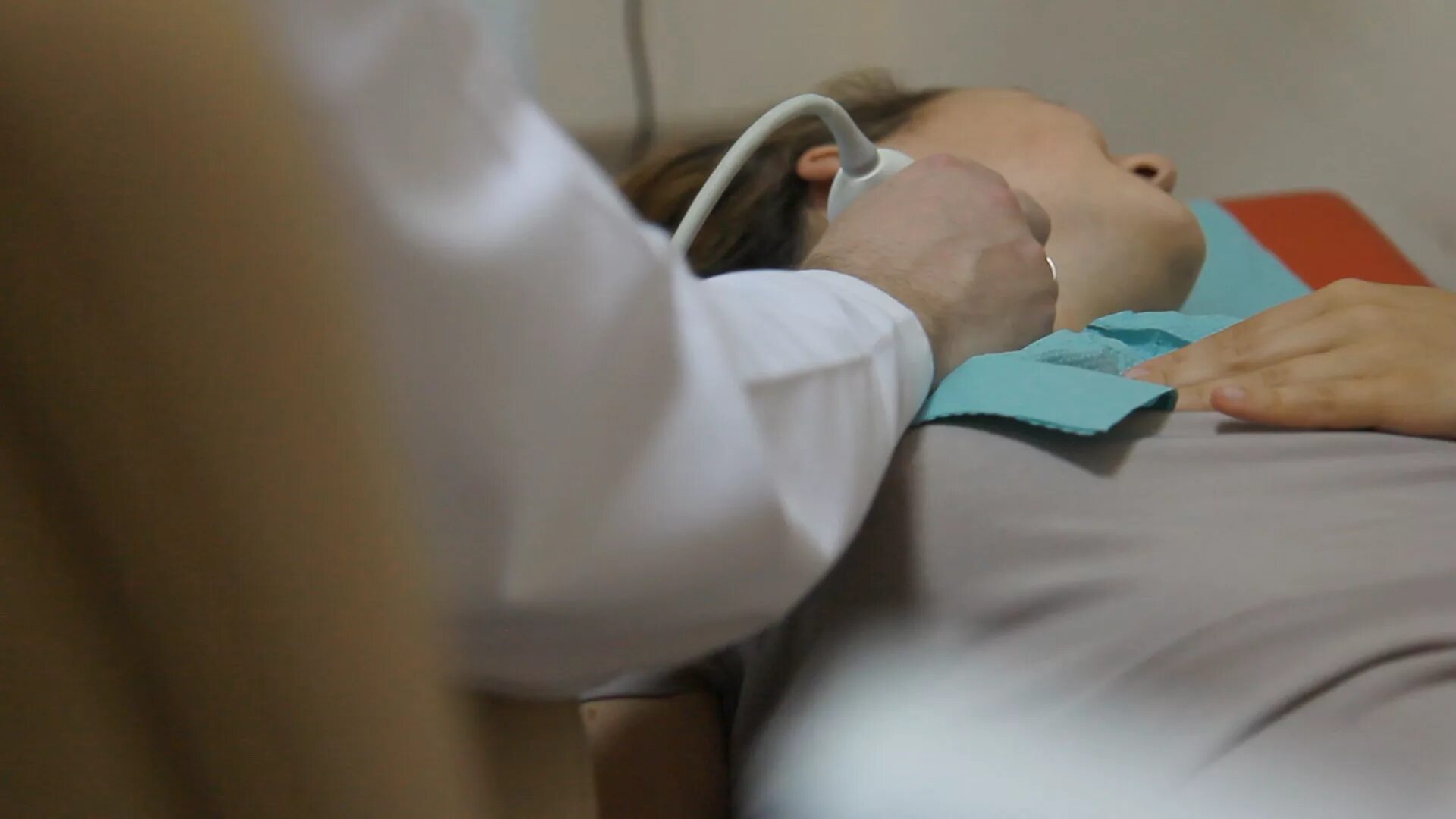 резник трансплантолог. женщина на узи. книга узи в анестезиологии. резников узи. врач диагност.