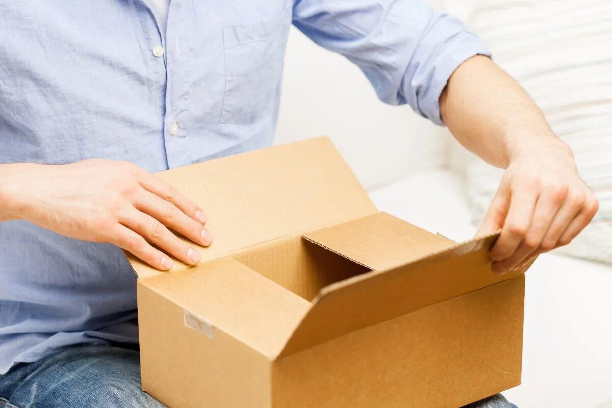 Открой коробку номер 3. Человек с коробками. Картонная коробка человек. Распаковать коробку. Люди с картонными коробками.
