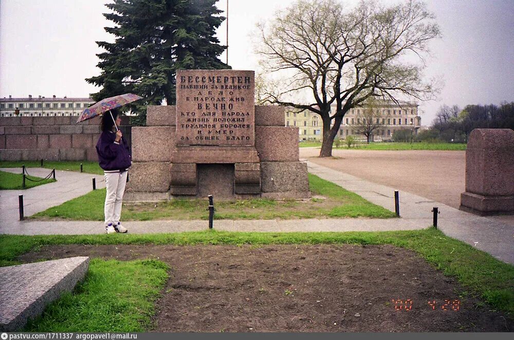 Памятник жертвам революции на Марсовом поле в Санкт-Петербурге. Памятник борцам революции на Марсовом поле. Павшим борцам революции Марсово поле. Кутузов памятник у Марсова поля. Кто собирался на марсовом поле