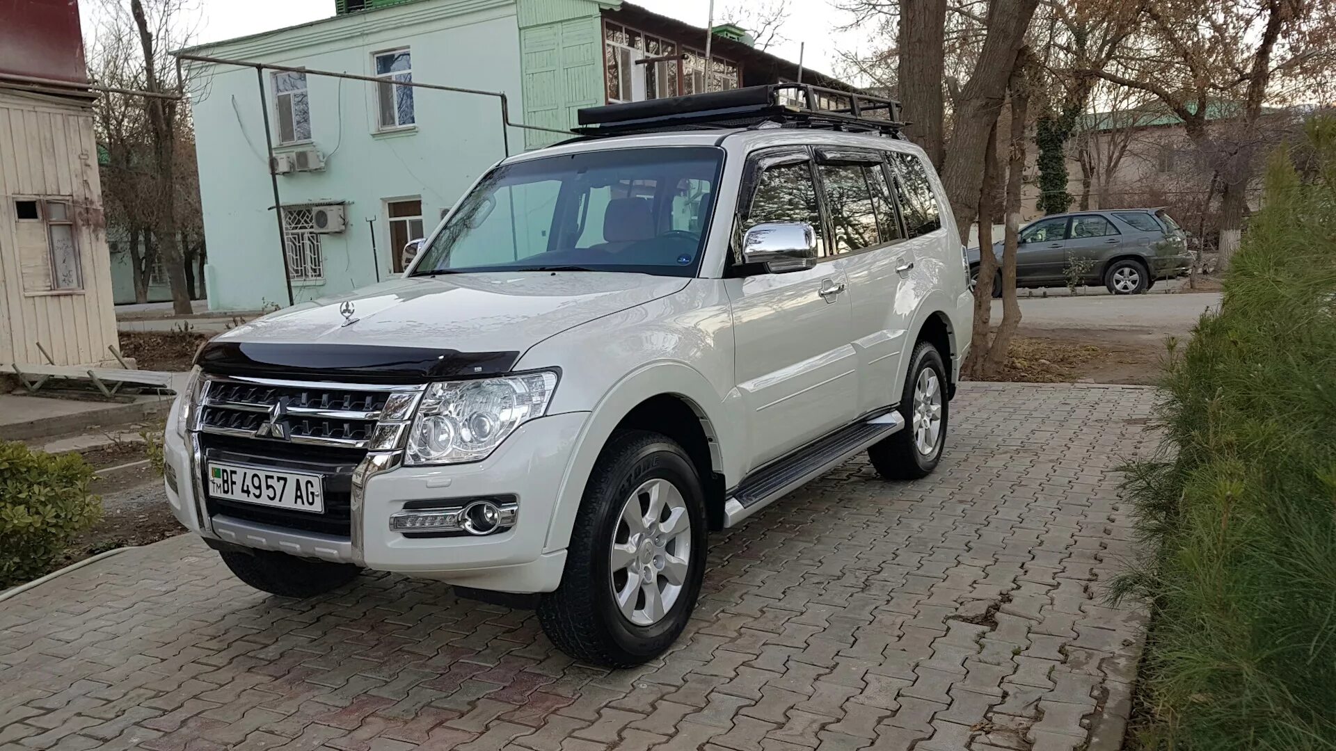 черный паджеро 4 антихром. свет на паджеро 4. паджеро 4 свет. дополнительный свет на паджеро 4. светодиодные фонари митсубиси паджеро 4.