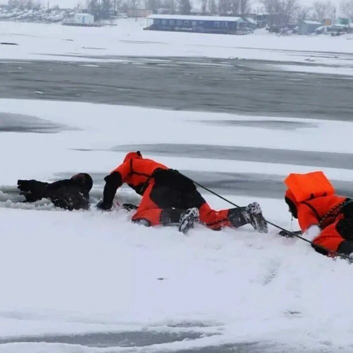 Хивус авария. В саратове спасатели сняли со льдины на волге собаку. Спасенные со льдов. Спасение рыбаков на льдине. Рыбаки на отколовшейся льдине.