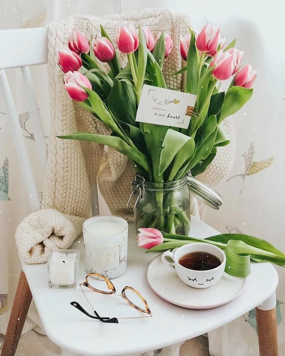 Кофе и тюльпаны картинки. Утренние тюльпаны. Букет тюльпанов в интерьере. Тюльпаны и кофе. Букет тюльпанов и кофе.