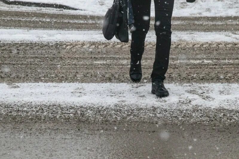 Налипание мокрого снега. Мокрый снег Свердловская область. Ледяной дождь , налипание мокрого снега, гололёд. Мокрый снег гололедица природа.
