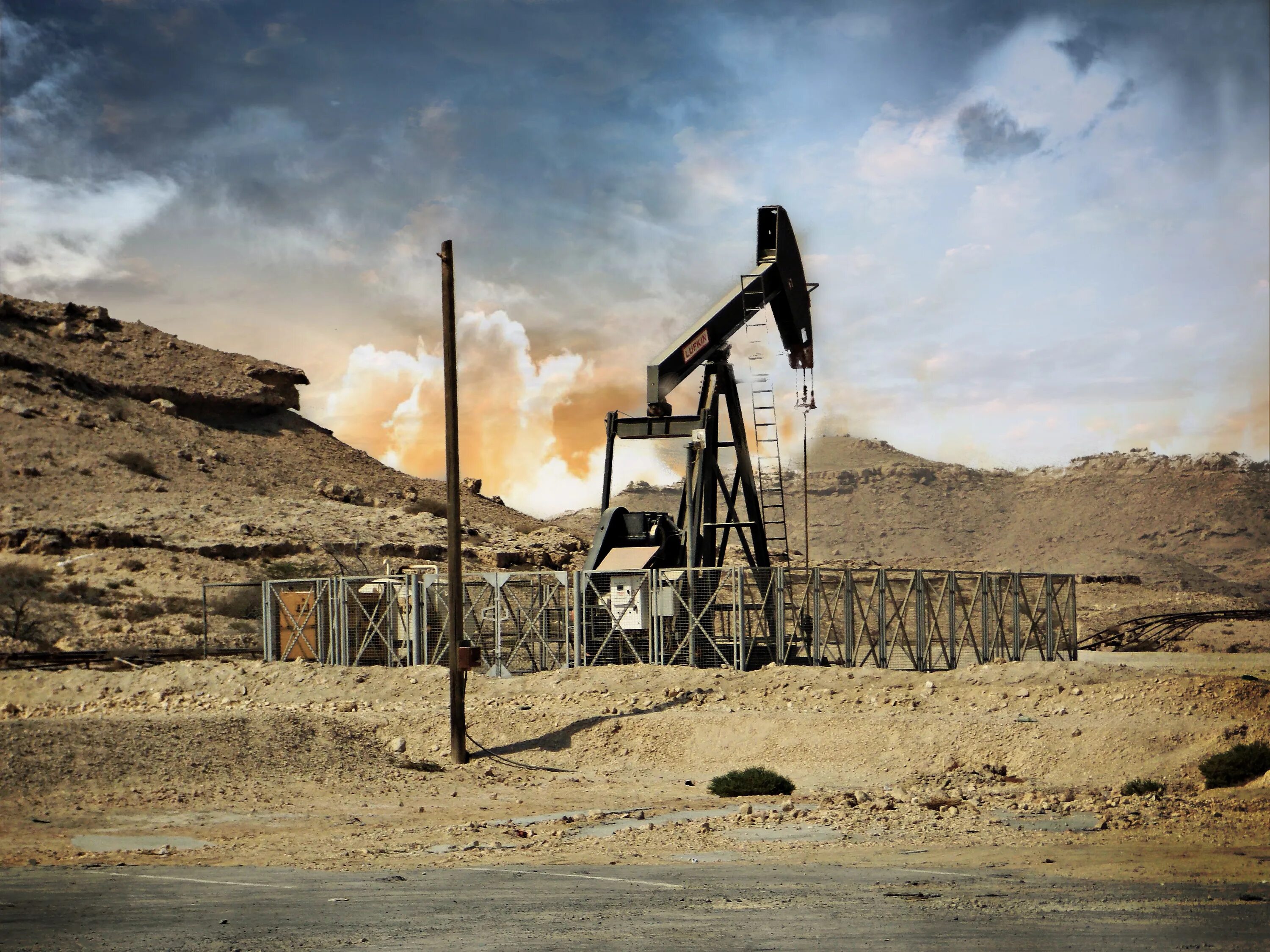 Что добывают в сша больше всего. Добыча нефти Юго Западной Азии. Добыча природных ресурсов. Нефтяная скважина. Нефтяные вышки в пустыне.