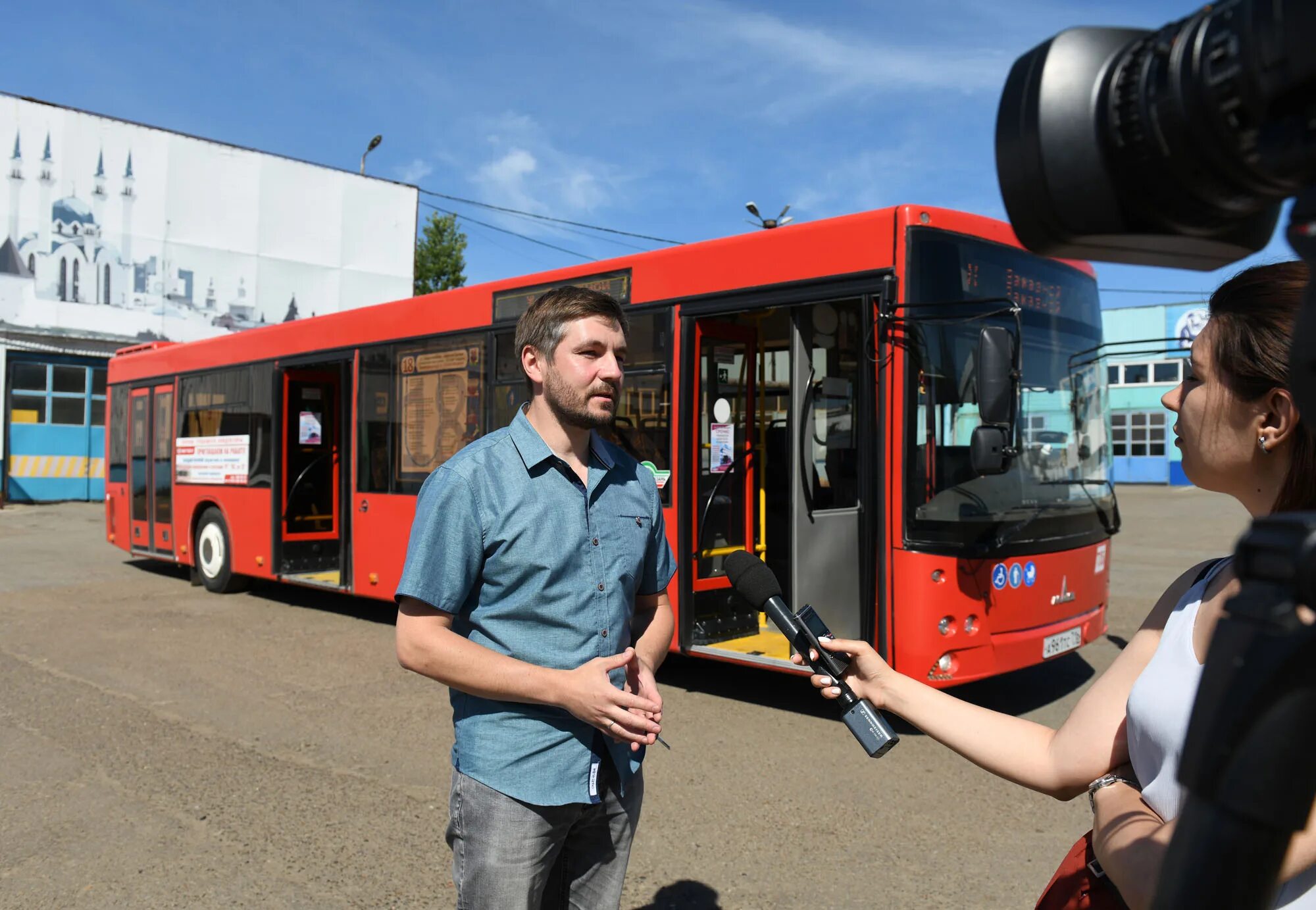 В казани автобусы ездят. Автобус. Автобус Казань. Красный автобус Казань. Красный автобус городской.