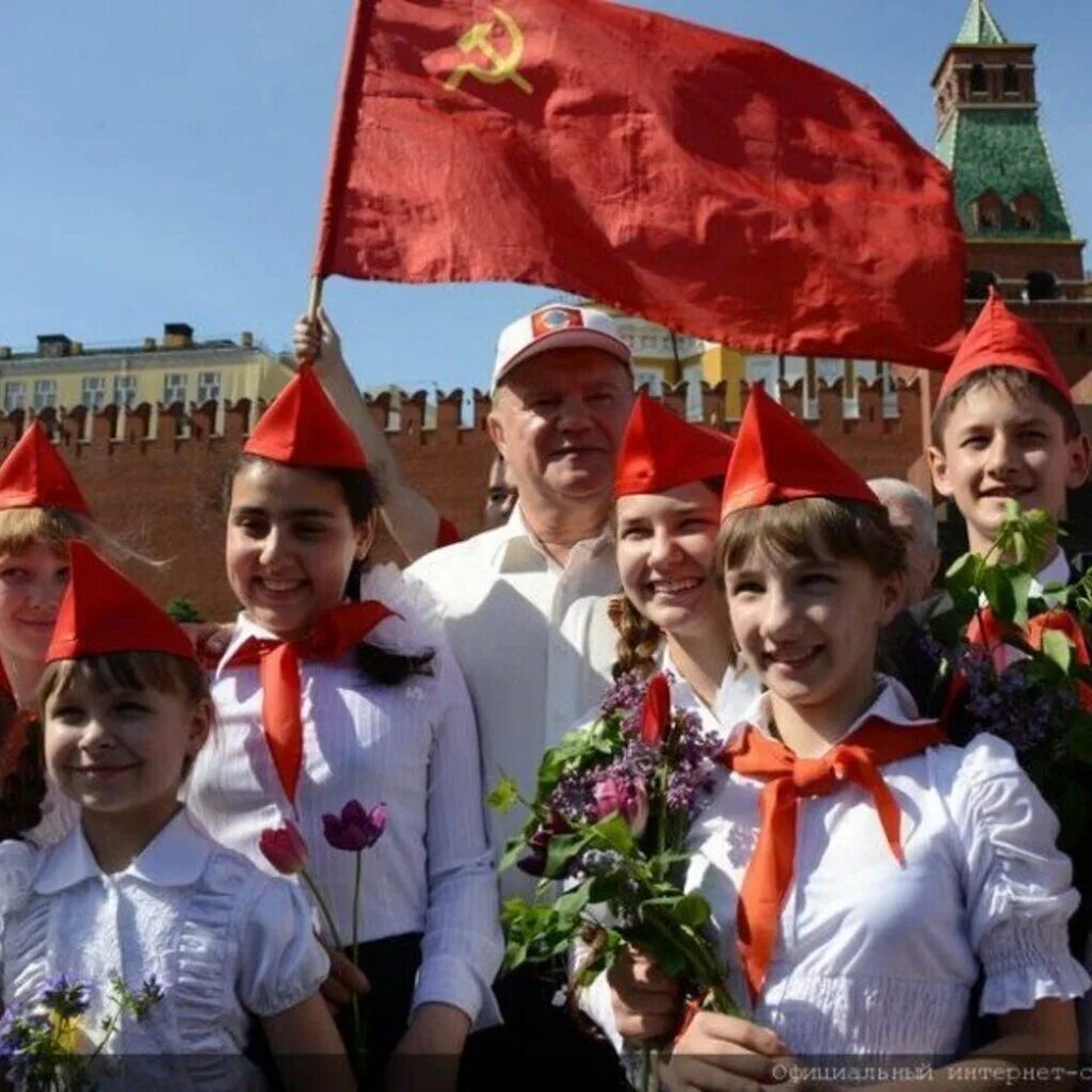 29 19 мая. Пионеры СССР 19 мая. Пионер день пионерии. Пионеры с праздником. День пионерии с праздником.