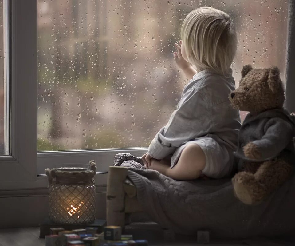 девочка скучает. девочка ждет маму. грустный ребенок. девочка ждет маму. грустный одинокий ребенок.