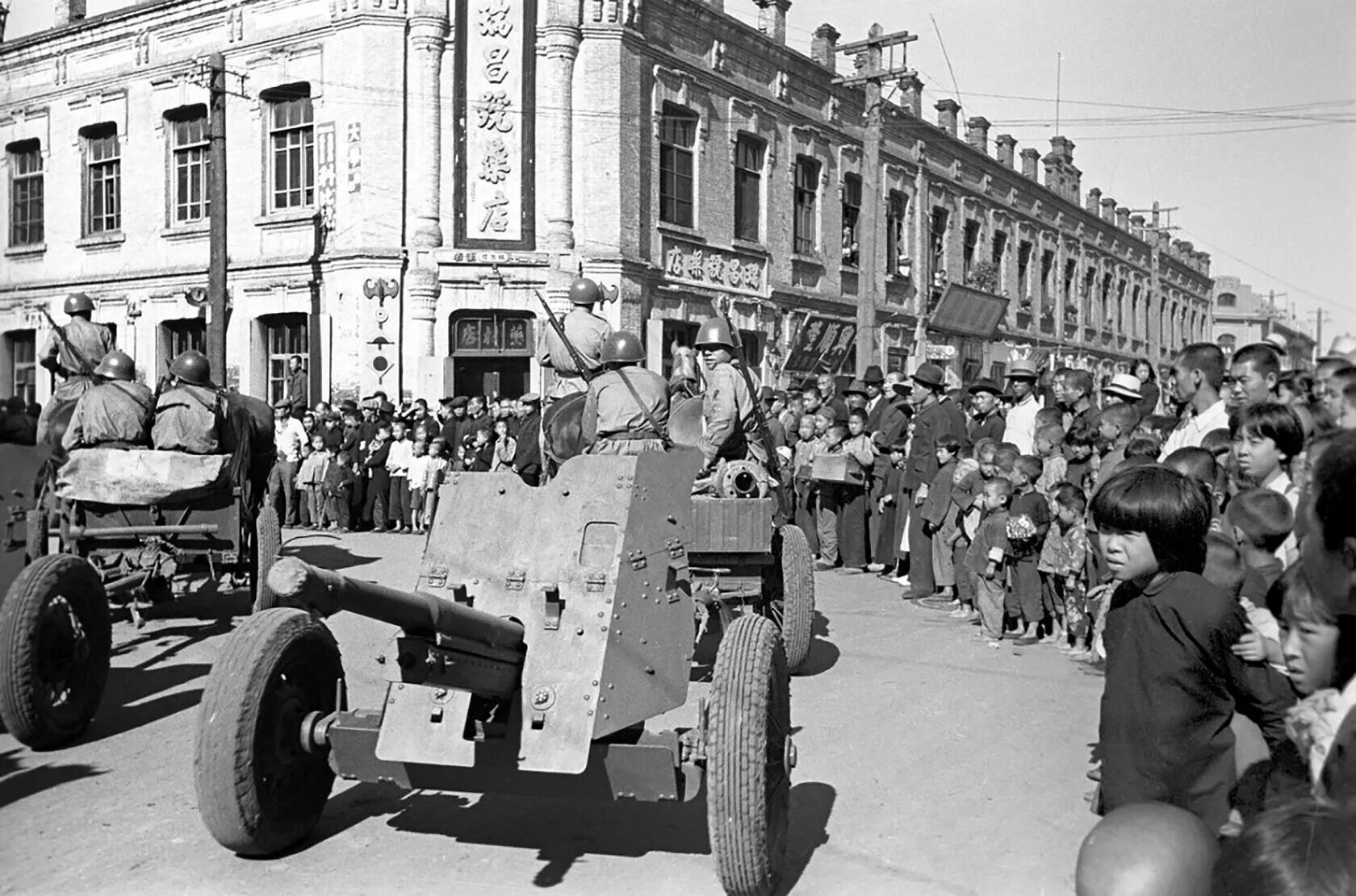 16 сентября 1945 парад в харбине. Харбин парад Победы 1945. Советские войска в Харбине 1945. Парад советских войск в Харбине в 1945 году. Советско японской войн 1945 в Харбине.