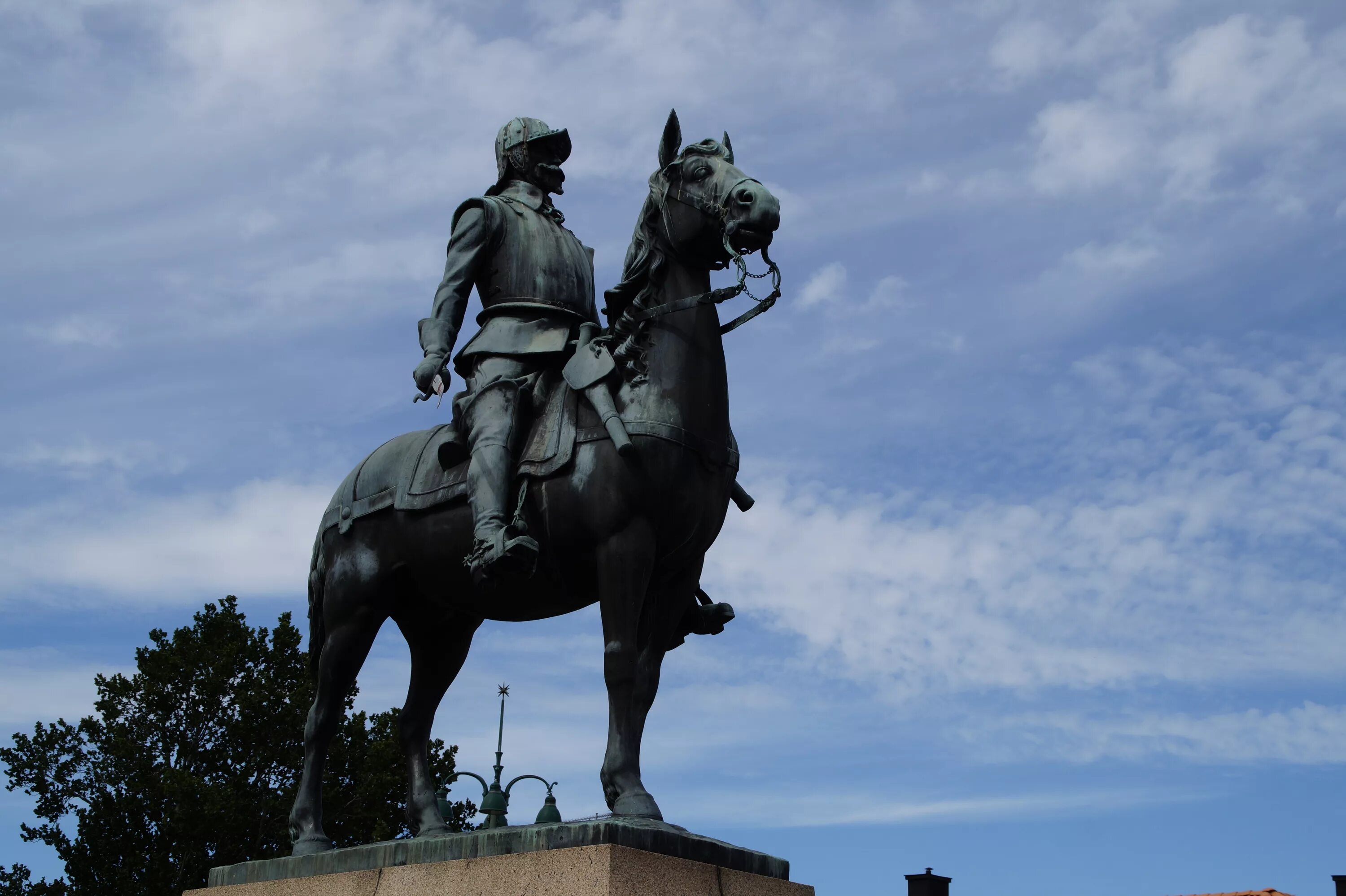 Скульптура на коне. Конный памятник полководцу Георгию Саакадзе. Памятник всадник на коне в Москве. Конная статуя Джорджа Вашингтона.