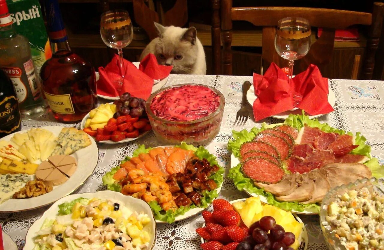 Блюда на домашний стол. Домашний стол с едой. Накрыть праздничный стол. Домашний праздничный стол. Праздничный стол на новый год.