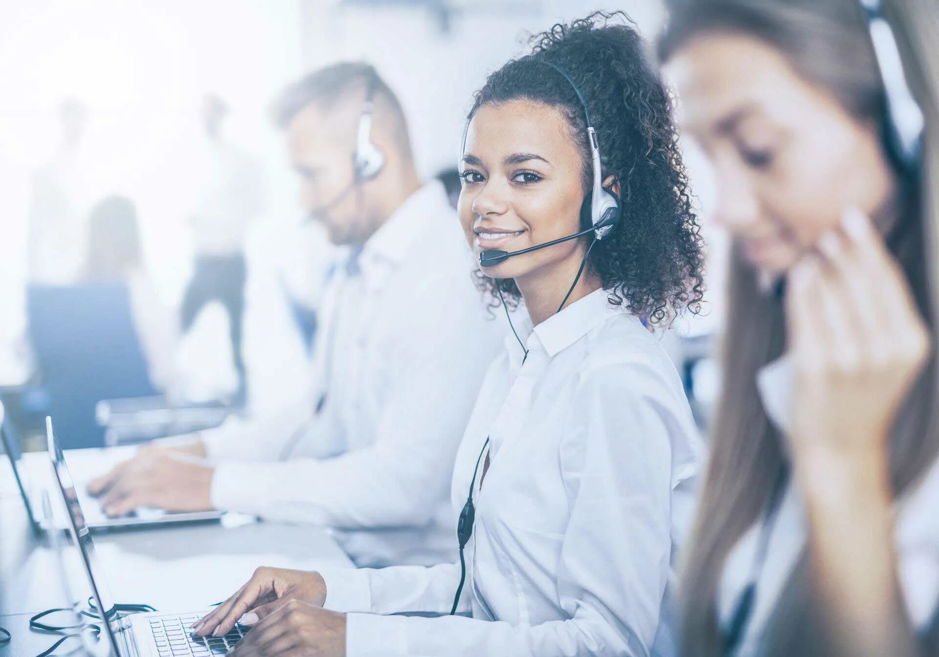Команда Call. Customer support. Support Team. Busy Call Centre.