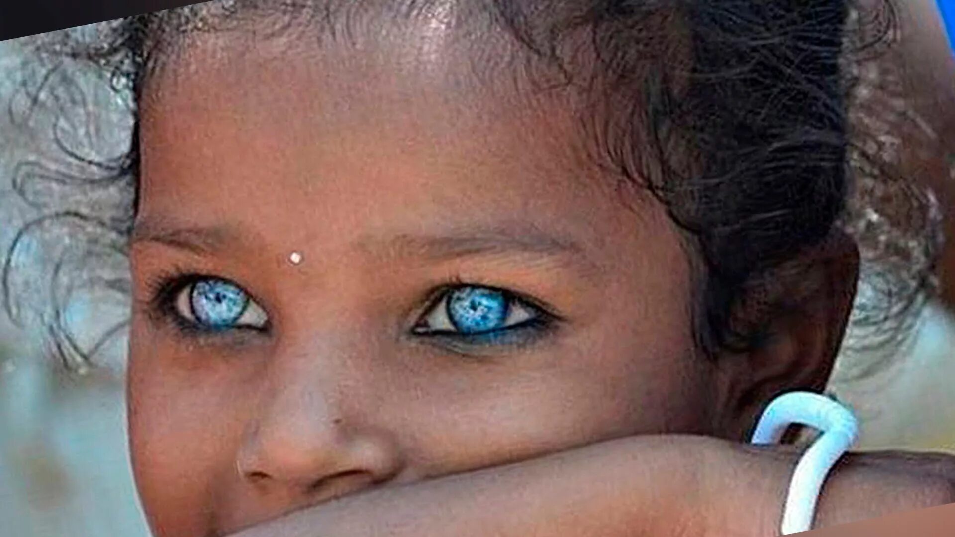 Необычные глаза у людей. Необычные красивые глаза. Необычный цвет глаз. Девушки с необычными глазами.