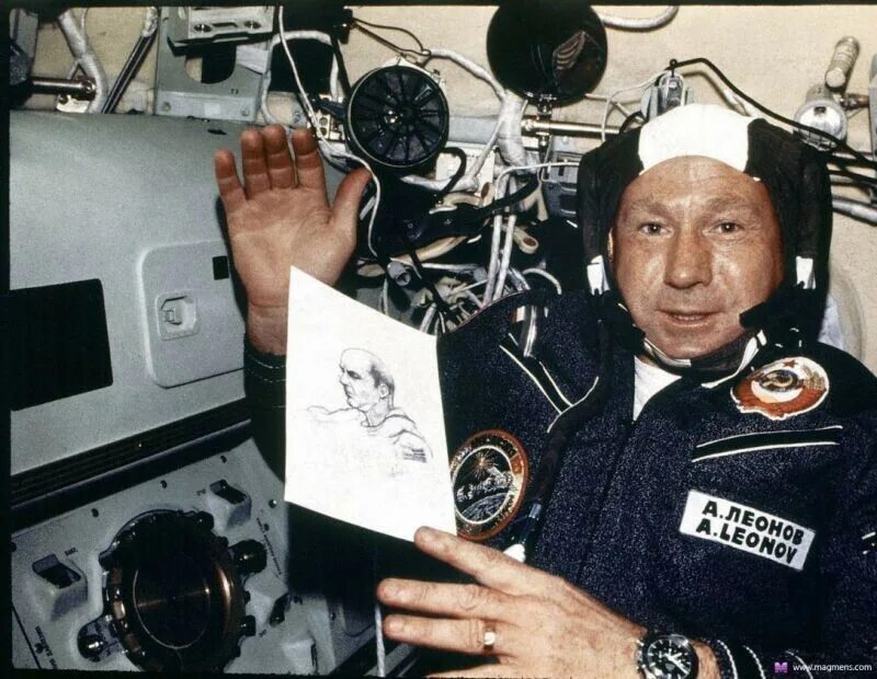 Первый человек в открытом. Алексей архипович леонов. алексей леонов в космосе. алексей архипович леонов в открытом космосе. первые космонавты леонов.